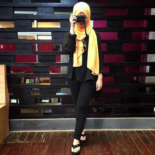 gadispilihan:Emma. Reblog to see from the other side