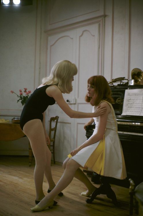 Catherine Deneuve and Françoise Dorléac during the filming of Les Demoiselles de Rochefort, 1967.