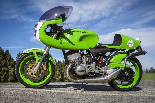 Green Meanie: Kawasaki “KR800” by Ralf Krämer of @triple_klinik_gl — an 800cc, 130-hp two-stroke tri