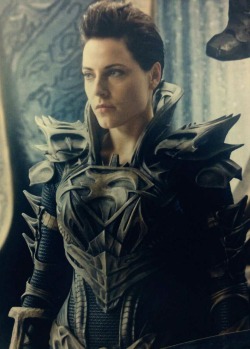 idayusofnisnote:  Antje Traue as Sub-Commander Faora, from Man Of Steel 