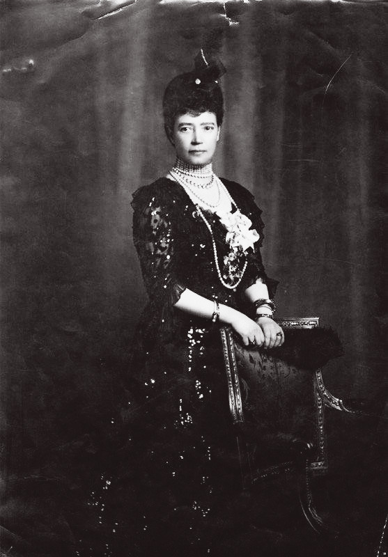 imperial-russia:  Empress Maria Fyodorovna with her sister Alexandra of Wales and