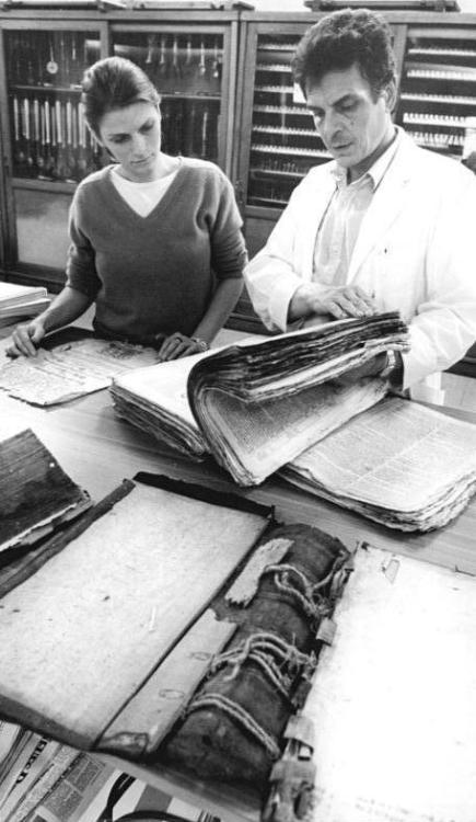 Book restorers at Deutsche Bücherei, Leipzig (1986).&gt; Photo: Waltraud Gru