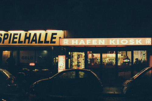 r e c e n t d r e a m s i n t h e t w i g h l i g h t c h a o s (DE)35mm / Contax G1