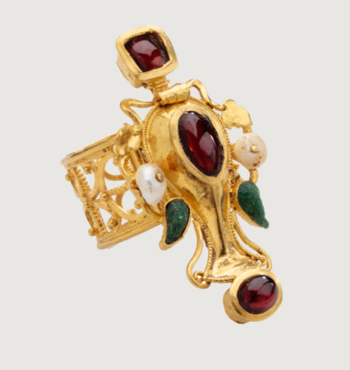 Hellenistic gold, garnet, pearl, and green glass ring, dating to the 2nd to 1st centuries BCE. Sourc
