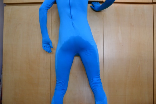 lycramon:  Try to hold in zentai but….  HOT!