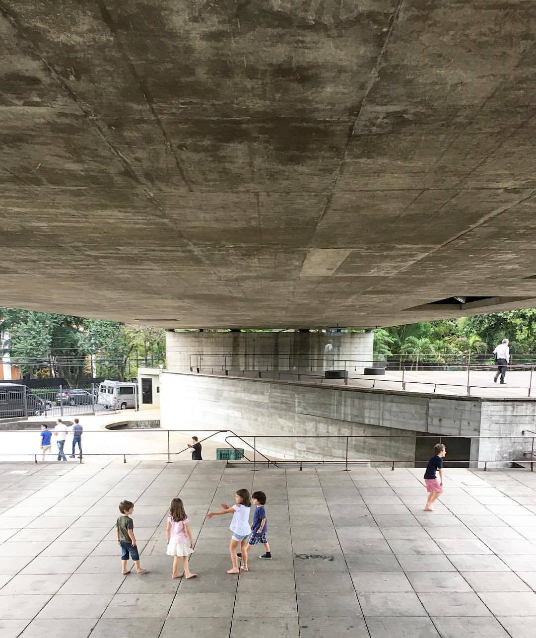 Under the mass of the #MUBE, Museo Brasileiro da Escultura, by master #PauloMendesdaRocha (1987-1995) 💪🏻🇧🇷 The museum covers the height difference within the lot with a series of public spaces covered by a large floating beam, that provides much...