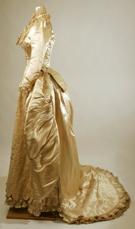 costumeloverz71: Wedding dress  1884