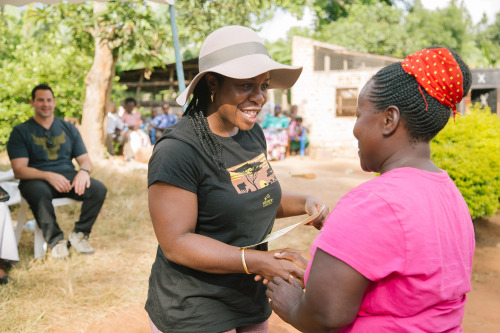sophiaslittleblog:  celebritiesofcolor:  Uzo Aduba in Uganda    I love her so much! 
