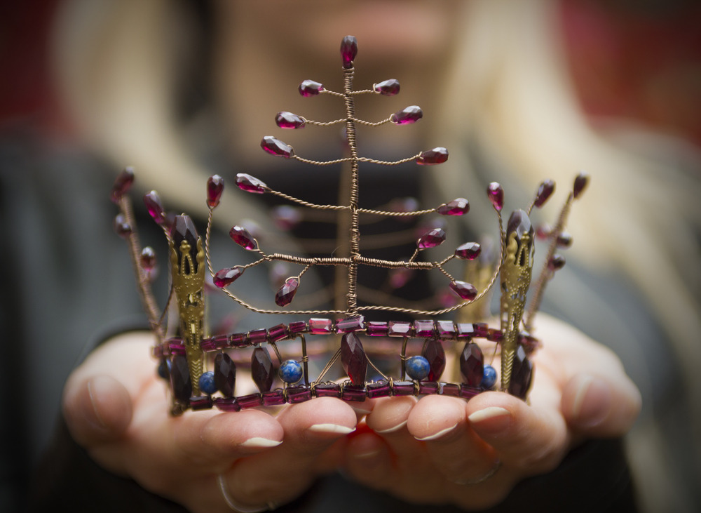 labyrinthinelasermoon:  whimsy-cat:  Handmade crowns by Elemental Child.  :O INNO