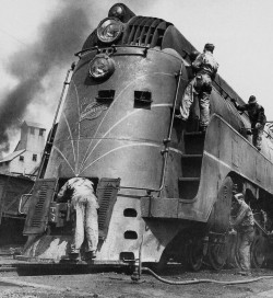 doyoulikevintage:Soldiers working on a locomotive,