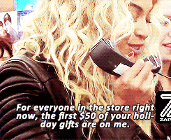  Beyoncé being the f’king cutest at Walmart (x)         