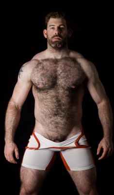 crazylife66:  tallguyswithsmalldicks: wrestle-bear: This guy is so hot…and he’s coming after you to claim that nude match you promised him!!!  WOOF!!! This guy is pure masculinity.  He proves that you don’t have to be hung to be a alpha stud.