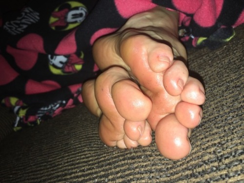 opentolife37: Last night foot massage all oiled up.. So soft and inviting! I’m all oiled up&a