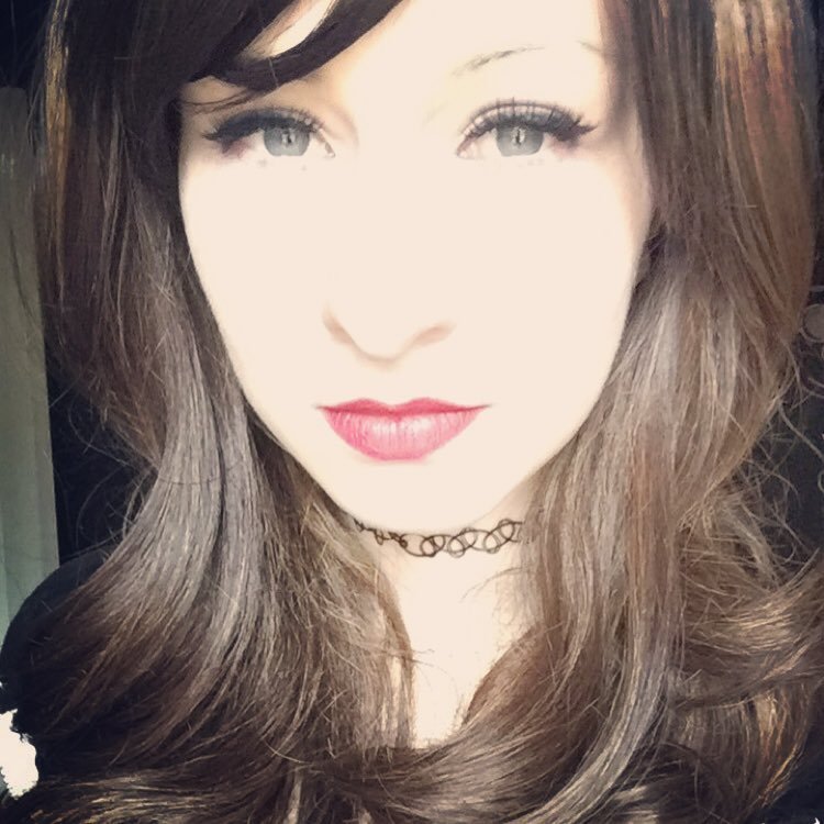 pinkstarsfallinginreverse:  #brunette #brown #curlybrunette #pale #mustavoiddirectsunlight