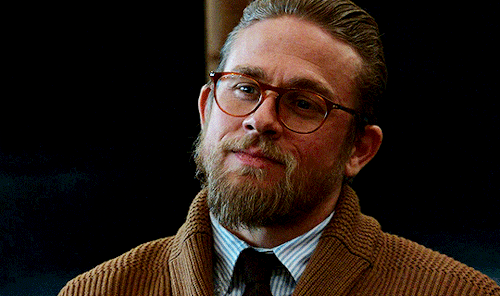clayymarek:current sexuality: Charlie Hunnam in that mustard colored cardigan in The Gentlemen.