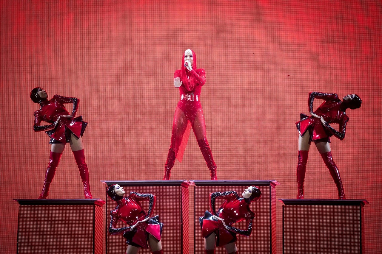 KATY PERRY. La cantante se presentó en el escenario del Estadio Arena en Londres. (AP)
MIRÁ TODA LA FOTOGALERÍA—->