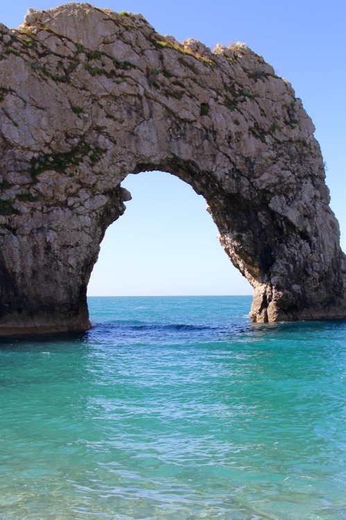 earlandladygray:Durdle Door, England, is one of the highlights of the Jurassic Coast. Numerous prehi