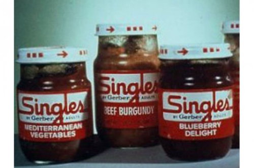 retropopcult:Gerber Singles was a failed product from 1974 by Gerber, a maker of baby food. It was food in glass jars targeted to college students and adults living on their own for the first time.  According to Business Insider, Gerber believed that