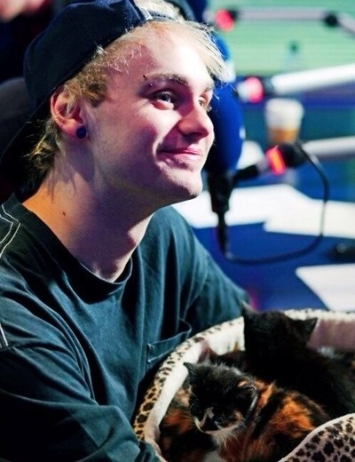 ashtongirlforever:  Michael Clifford is a beautiful human being 
