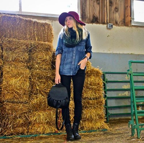 I’m loving this Fall country life #ootd #lookoftheday #wiwt #chambray #plaid #mode #oldnavysty