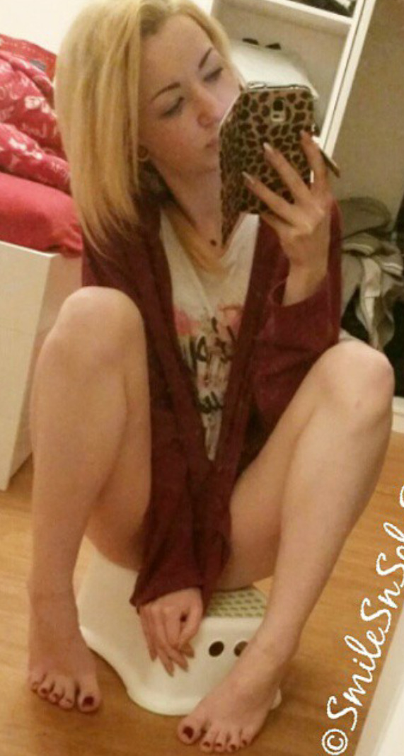 foot-perv:  Reblog if you love pretty feet!
