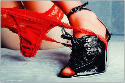 crazexy:  black & red by Aleksey Yepanchintcev on Flickr. 