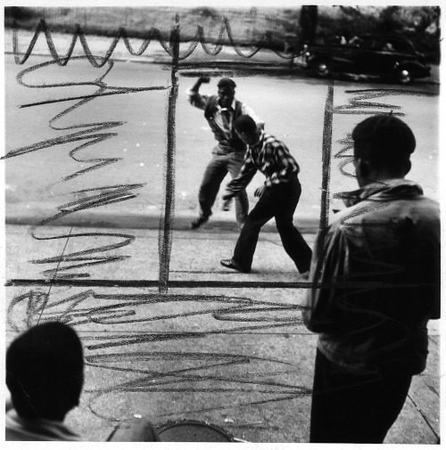 arsvitaest:  Untitled, Harlem, NY, 1948 Author: Gordon Parks (American, 1912-2006) 