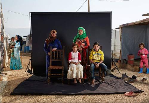 nabulus: it-so-long-life: صحفي بريطاني يعمل على مشروع تصوير العائلات السورية اللاجئه ويترك مكان الشخ