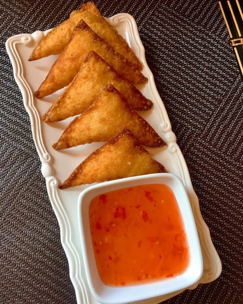 everybody-loves-to-eat: crab rangoon served with sweet chili sauce(source)