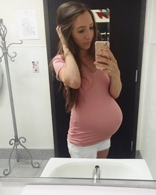 maternityfashionlooks:  Beautiful mommy-to-be adult photos