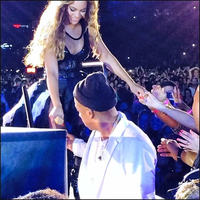 yivialo:  yonce-jigga:  A hickey?? Nahhhh  nah….. you think? damn, that’s too