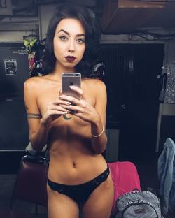 stripper-locker-room:  litttlelace