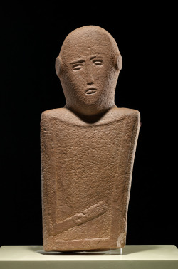 Roads of Arabia - Anthropomorphic stele (4000–3000 BCE) from Saudi Arabia. 