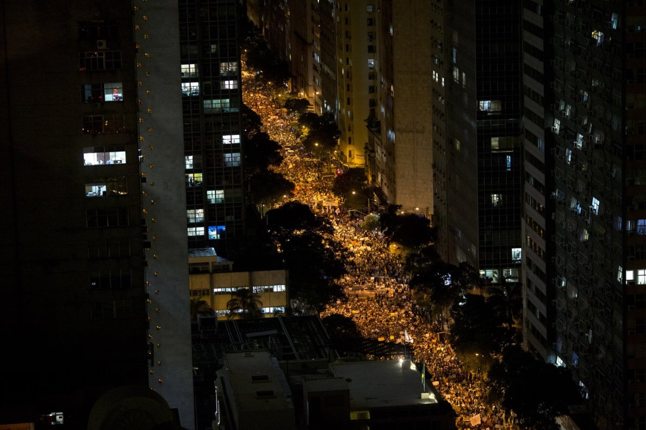 fotojournalismus:  Brazil June 17, 2013 1. A military police officer pepper sprays