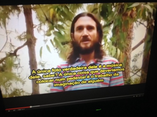 Frusciante indignado pelo fato da imagem do artista ser mais importante que a obra. Esse cara não é humano, na vdd… Acho que ele é humano demais. Fueda.