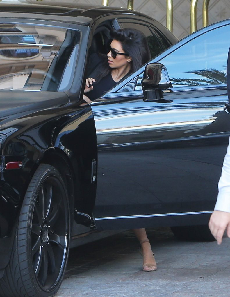 kimkardashianfashionstyle:  November 12, 2014 - Kim Kardashian leaving Kourtney’s