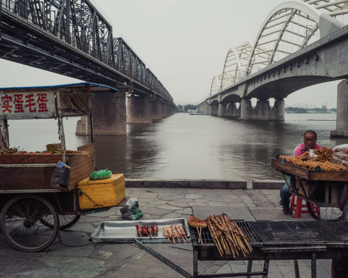 ohsoromanov:  INVISIBLE BRIDGES: LIFE ALONG THE CHINESE-RUSSIAN BORDER  In the summer