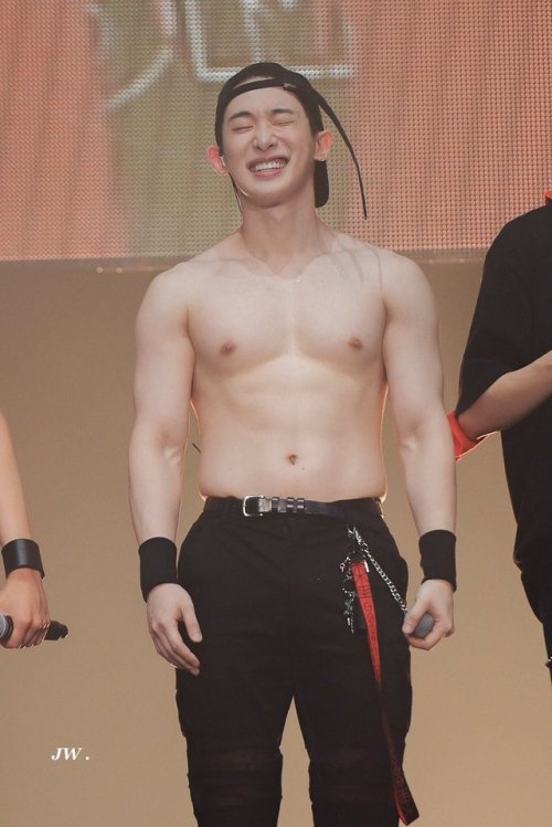 wonho-be-mine:  BOI WHY YOU SO RUDE?! YOU RUINED ME WITH THAT NICE ASS BODY AND YOU RUIN ME EVEN MORE WITH THAT FUCKING CUTE ASS SMILE OF YOURS?!Credit: 주세요원호♡