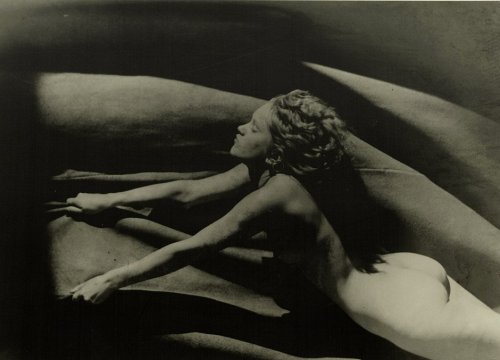 madivinecomedie: madivinecomedie: Josef Vetrovsky. Female nude 1929, printed 1990s See also