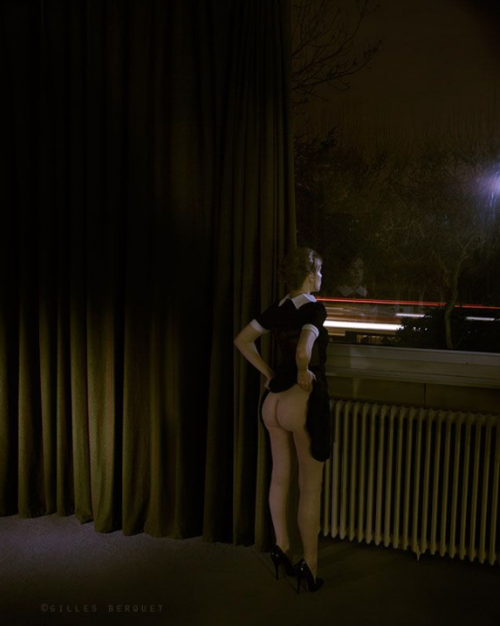 viceobscene:  Une fois ses tâches accomplies, ne lui reste plus qu’à attendre le réveil de son Propriétaire, troussée, pour L’accueillir dignement, en profitant d’un lever de soleil bien mérité, espérant que le petit déjeuner devant ce