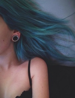 vintageandfuture-fashion:  drowning. 