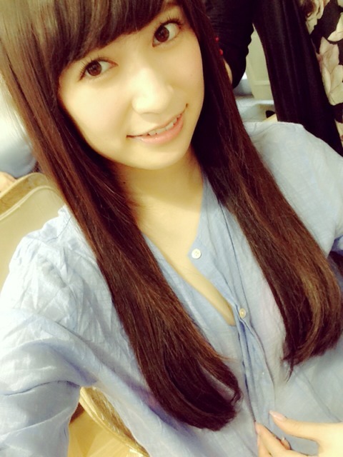 akibeya:  毛先が重めだとルンルンする♡ このカットが大好きなの〜♡﻿  吉田朱里