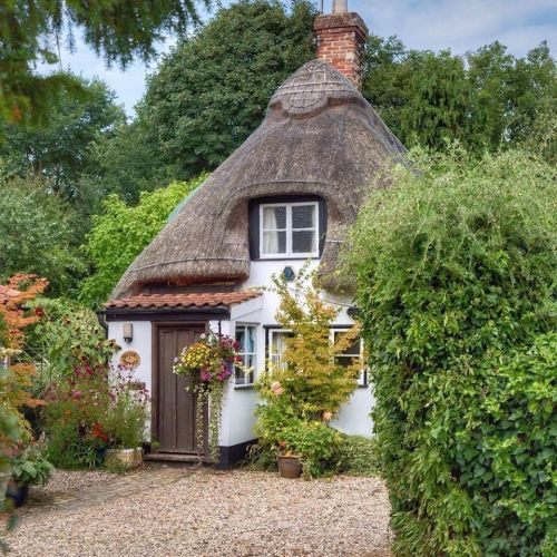 winterhill-aria: Chocolate Box Cottage in Cambridgeshire, England