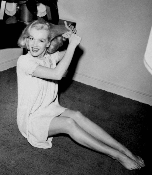 infinitemarilynmonroe:Marilyn Monroe photographed by Phil Burchman, 1950.