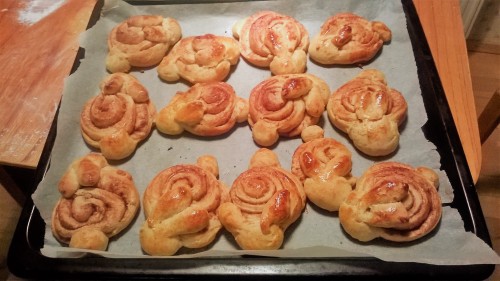 hiippok: And last but not least: Happy holidays for all UT fans! I made cinnamon bunnies for all of