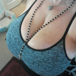 samantha38g:  #tittytuesday #cleavage http;//samantha38g.cammodels.com