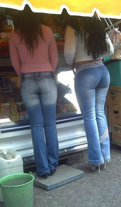 lovethemround:  Booty twins