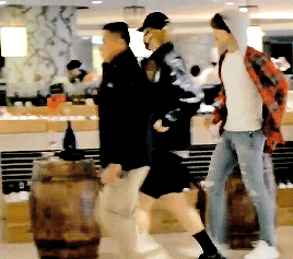 ji-hansol:johnsol spotted walking together when hansol suddenly seems taken aback by something he ha