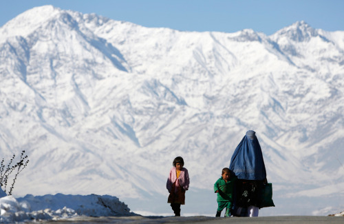 visitafghanistan:  An Afghan family walks on a road in winter on the outskirts of Kabul, Jan. 3, 201