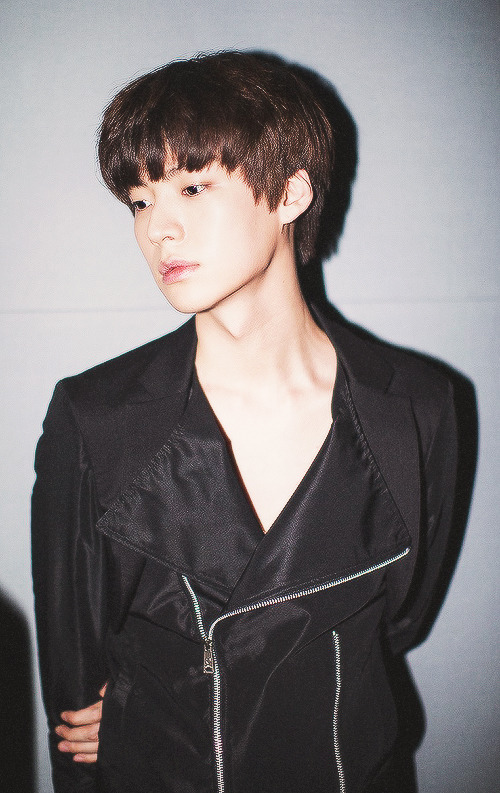 choco-baek:  2014 SS 서울패션위크 - D.GNAK (backstage) // awwww wanna bite